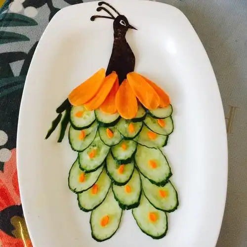 苏西麻麻做的蔬菜拼盘盘饰摆盘(孔雀)