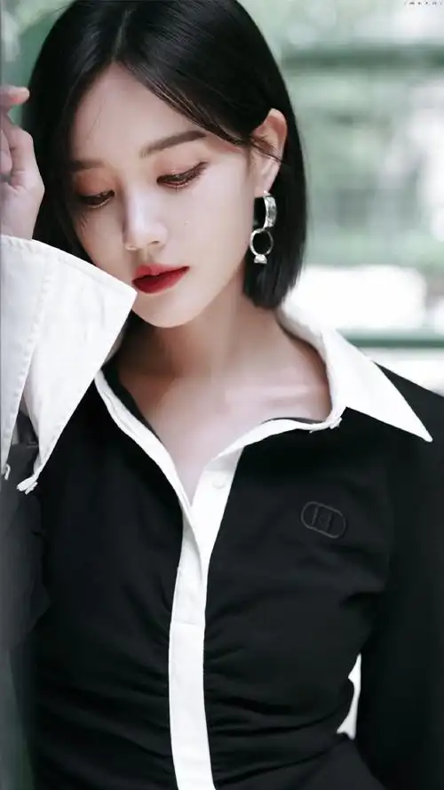 李一桐短发修身黑裙