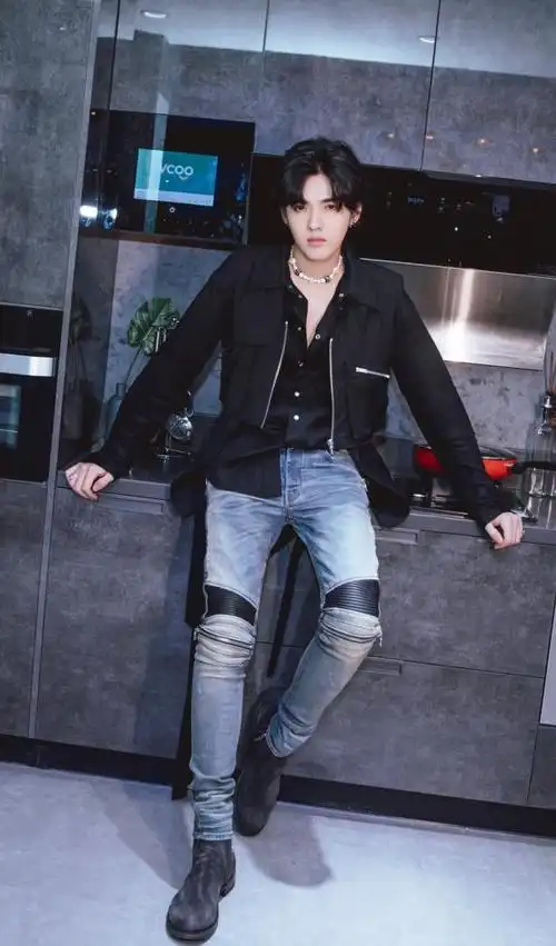 玩转时尚的吴亦凡早已深陷单品圈,身着黑色燕尾服,气质藏不住