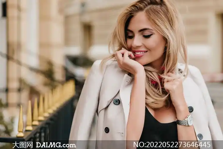 外披着衣服的美女人物摄影高清图片