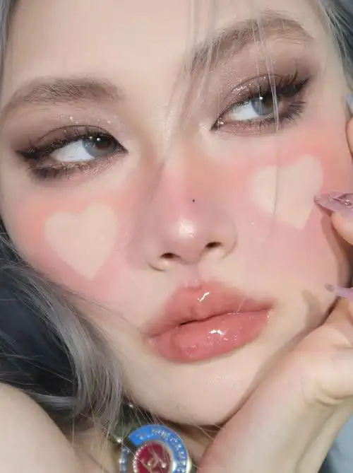 然后上腮红 撕掉以后就是这个效果辽#腮红  #今日妆容  #亚裔辣妹妆