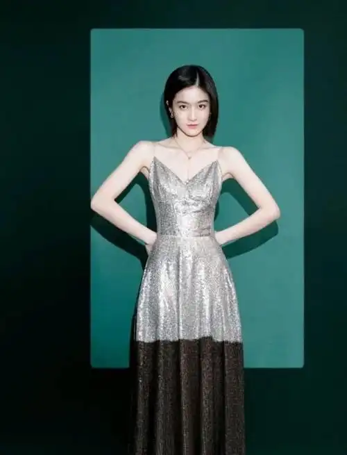 22岁张雪迎穿亮片吊带裙优雅又时尚美丽笑起来可真迷人