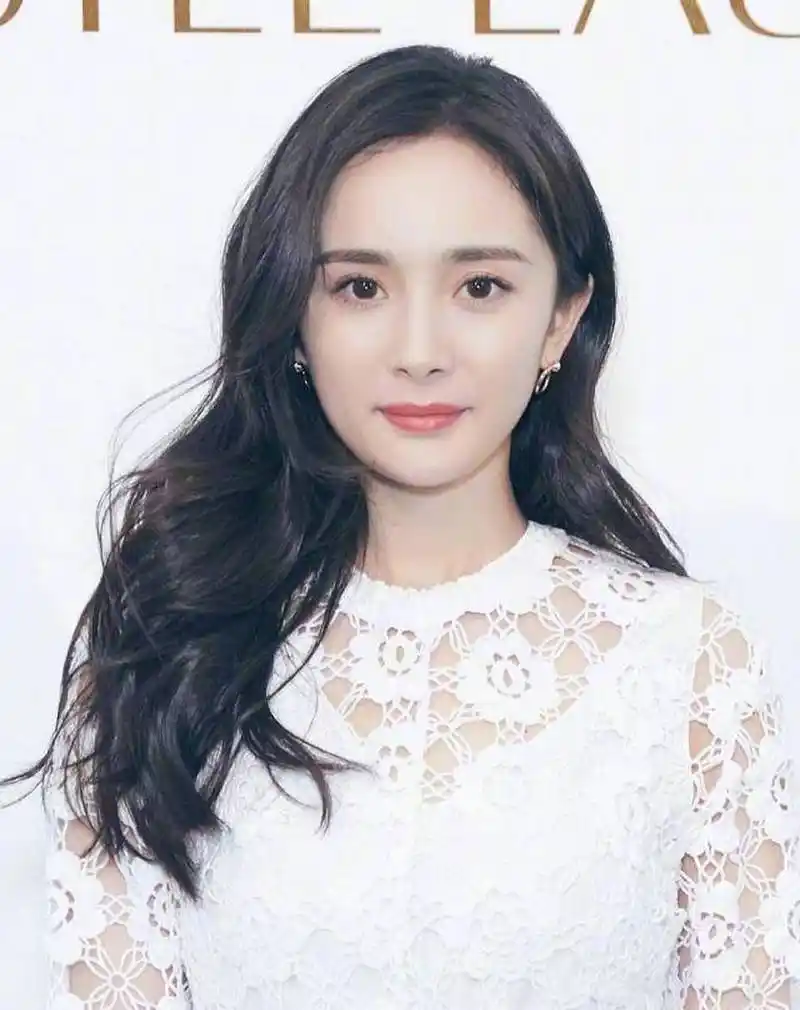 看样子还是滤镜下的杨幂更好看些,离开了美颜滤镜的大明星也会大变脸?