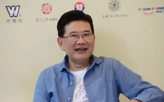 东方卫视一哥曹可凡:和王冠传绯闻,妻子是大学教授,如今59岁了