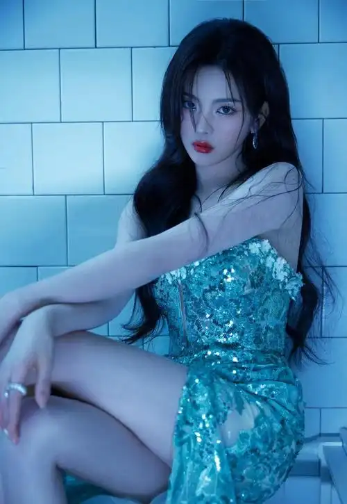 杨超越劈叉裙大腿显露冷色调更有女人范