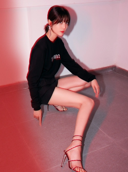 李溪芮的腿型能有多绝看她穿15cm短裙后这比例我都不敢想