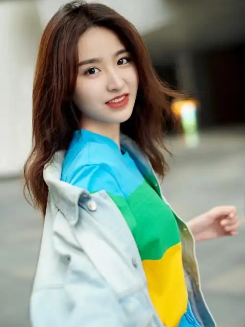 金子涵停机坪氛围感大片##金子涵好像躺在花瓣中