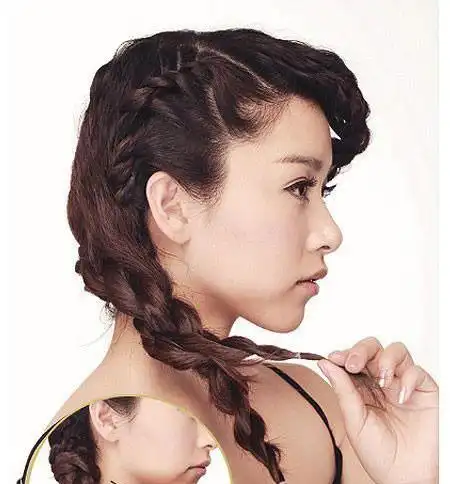 步骤3最后选择一款有可爱花朵装饰的头绳扎住发尾,整个发型制作完成