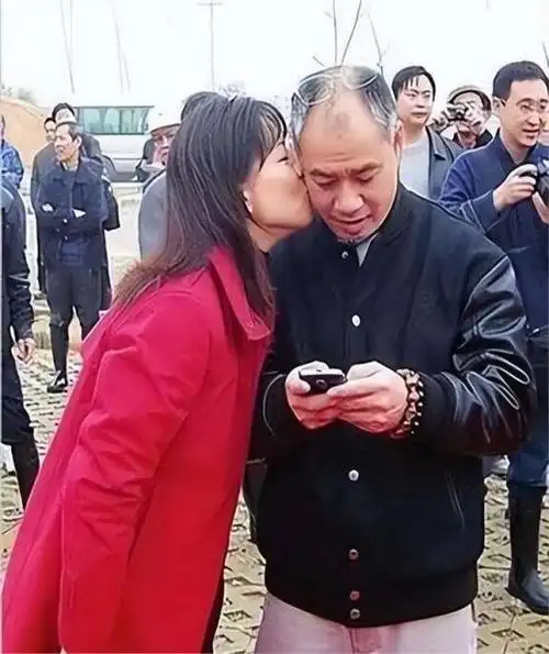 体操王子李宁近况:61岁头发白老态尽显,身价百亿,妻子风韵犹存