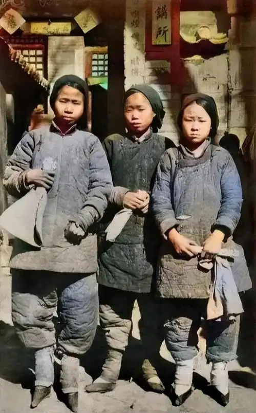 老照片民国时期3个缠足的小女孩的合影90年代一个女子回娘家