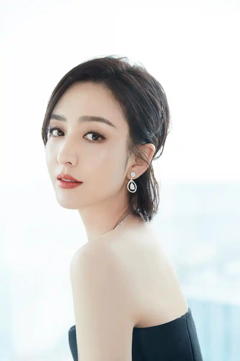 丫总佟丽娅新剧即将官宣,现场走起.