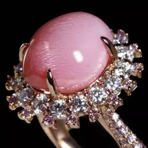 有绿,兰,粉红,黄等色的组合,其形态不一,质量极高的鲍鱼珍珠价值很高