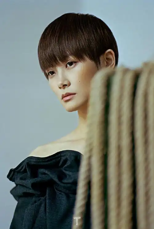 #李宇春t七月刊##李宇春背部线条#