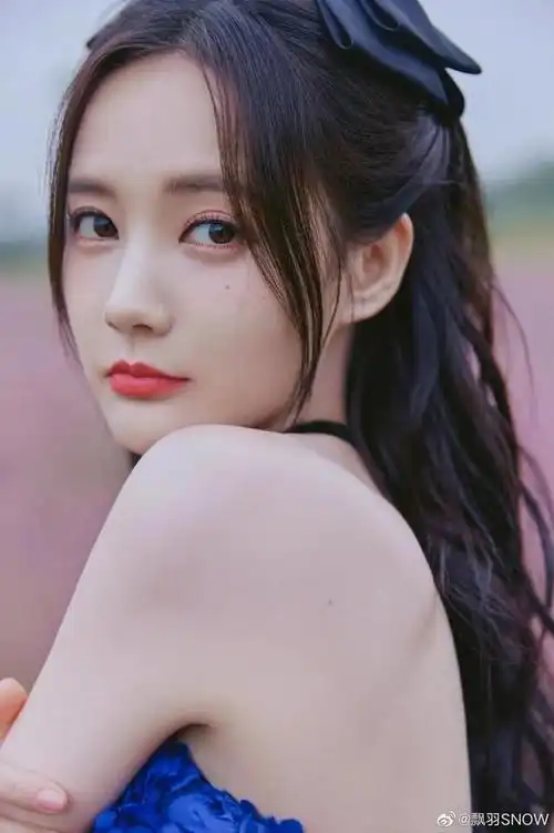 李一桐笑起来的弯弯月牙眼很好看,很可爱,很温柔的小姐姐