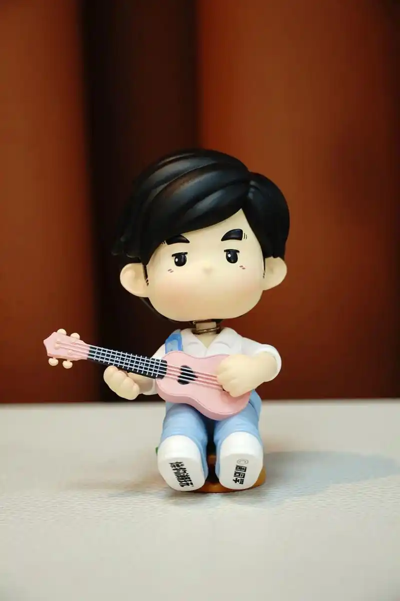 周同学新品,正版车载抱着吉他的周同学#周同学 #手办 #周同 - 抖音