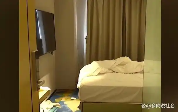 一男一女在一家宾馆里光着身子,结果被打扫卫生的工作人员撞见,闹出一