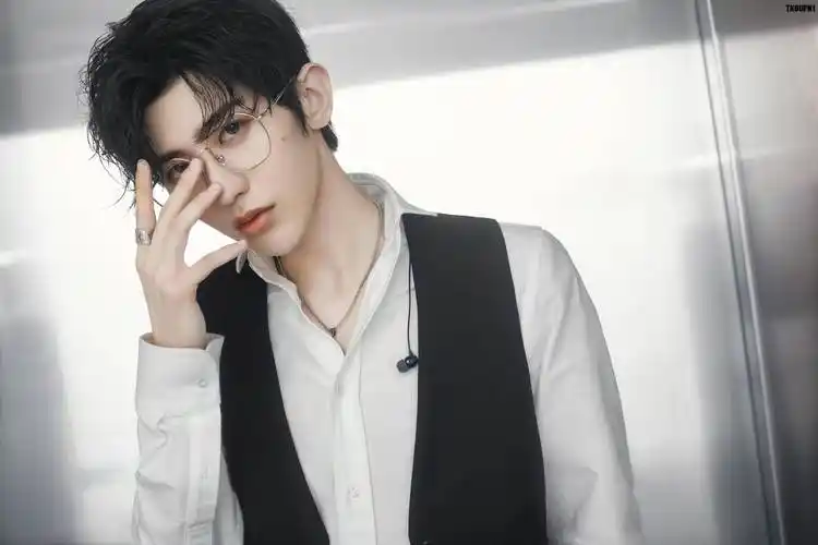 蔡徐坤新造型绝了!