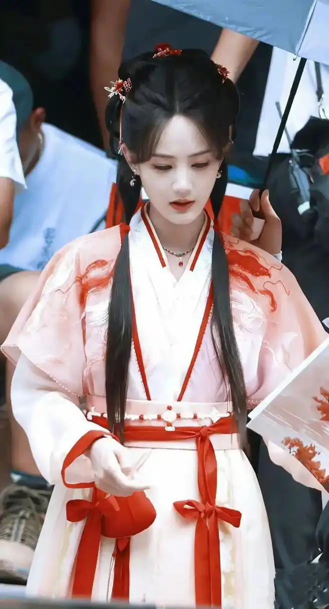 李一桐在《云秀行》里的造型太美了,期待开播#好看的电视剧推荐# #你