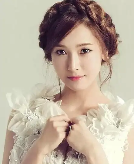 那么可以选择带有慵懒气息的盘发,可以让自己看上去更加清新淡雅