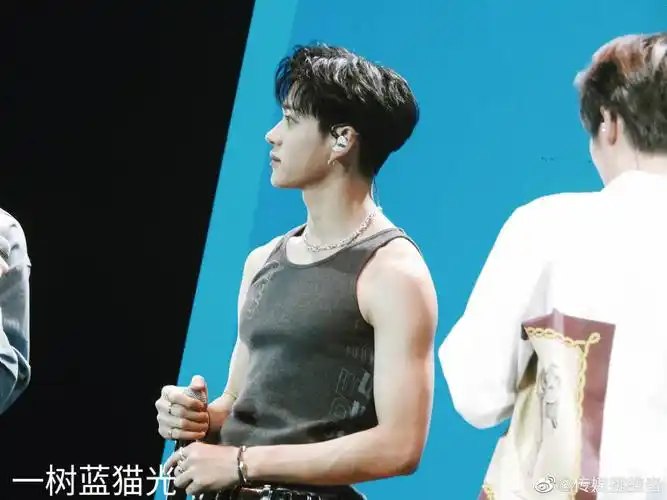 黄旭熙这小肌肉撕名牌会更有劲吧_高清图集_新浪网