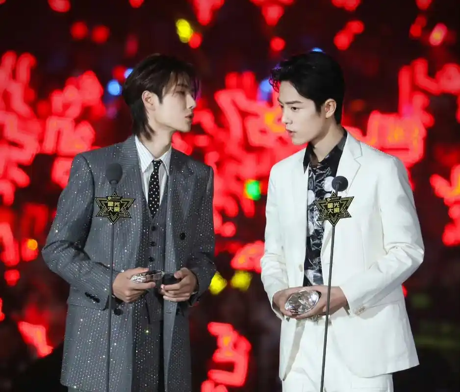 星光大赏竟然放了《无羁》!而且还打上了原唱是肖战和王一博的字幕!