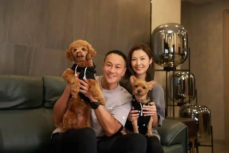 有一次,何润东去大陆拍戏,林姵希一个人在台湾.