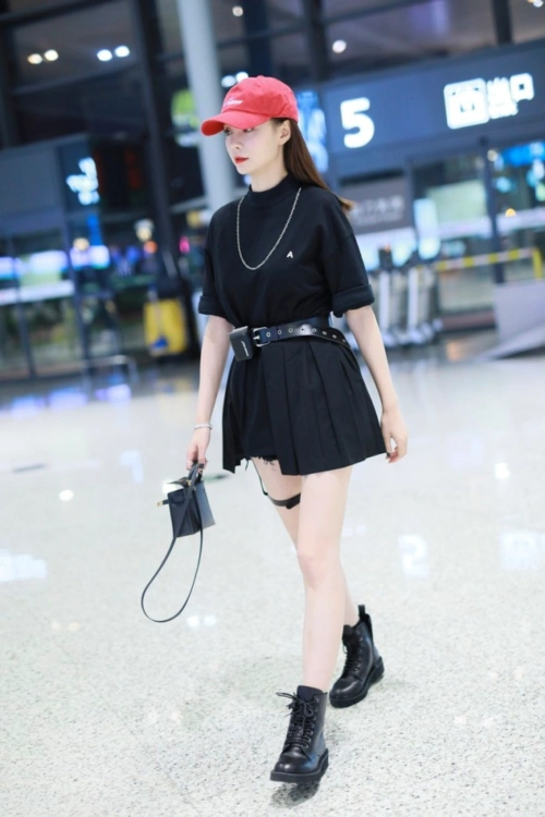 沈梦辰机场街拍太有少女感!黑t恤配百褶裙清新酷帅