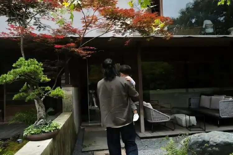 朱丹晒一家四口幸福时光周一围单手抱娃秀爸爸力长发造型抢镜