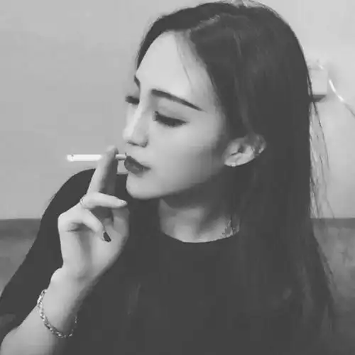 女生头像超拽个性叼烟