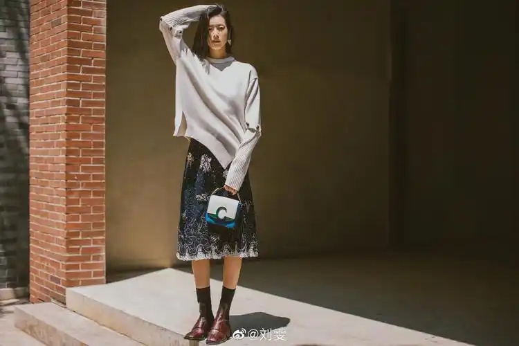 不可思议超模刘雯夏日时髦穿搭竟然就用一双鞋征服网友