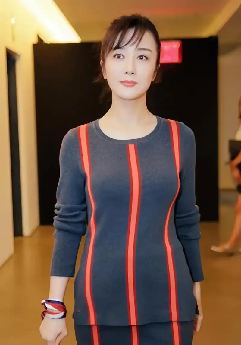 李依晓的美丽容颜令人惊艳,高贵而不失亲和力,她散发出的高级气质令人