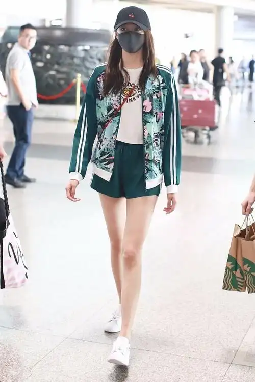 关晓彤机场街拍,一身绿色运动套装美成元气少女,一双长腿很吸睛