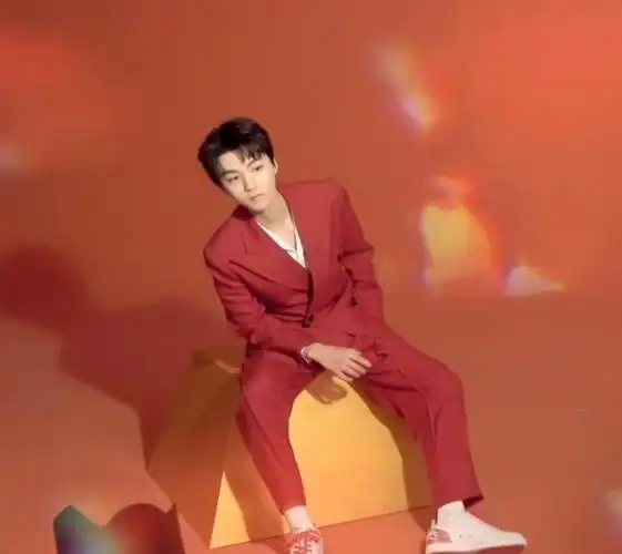 王俊凯红色西装造型动作随性且惬意无不散发着魅力