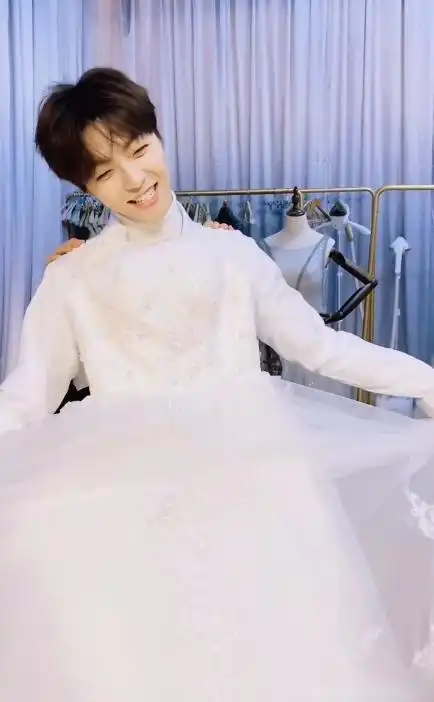 陈立农穿上女装的表现一点也不感到拘谨,相反一举一动都非常放得开.