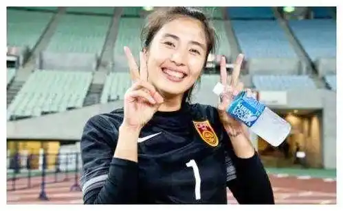 原创周星驰称赞女足铿锵玫瑰与赵丽娜李佳悦合影颂扬精神