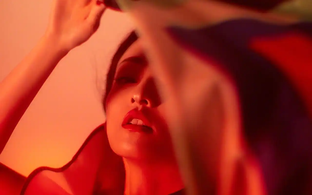 张韶涵光影性感写真高清桌面壁纸