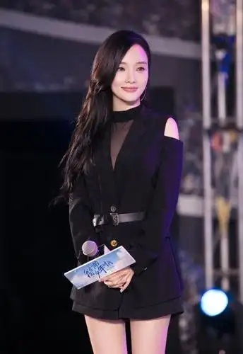 一身时尚黑色露肩西装,这样的李小璐重回颜值巅峰