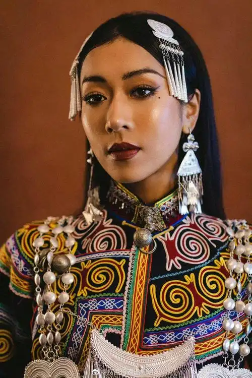 包,和旁边的姐姐一比更小更可爱了,网友:吉克隽逸小时候就这么黑了啊