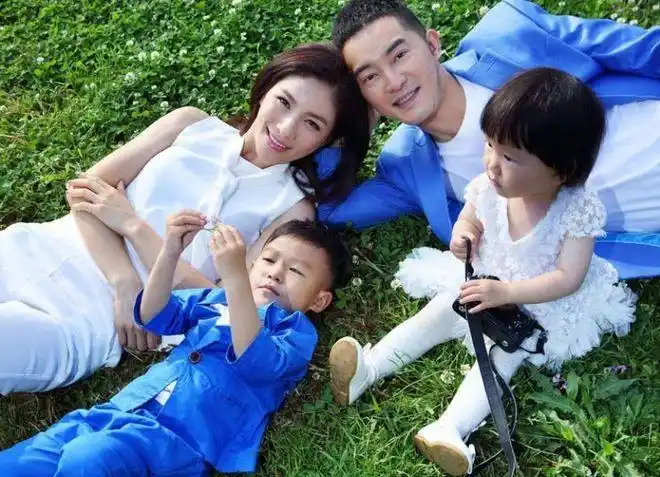 而且胡可也经常在网上分享一家四口的生活,从沙溢和胡可分享的一家