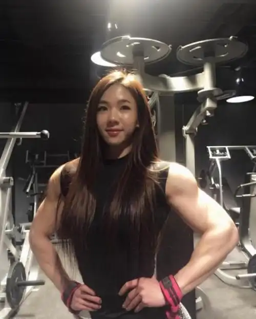 ▼池妍玉惊人的背肌,果然是国家级的健美小姐.