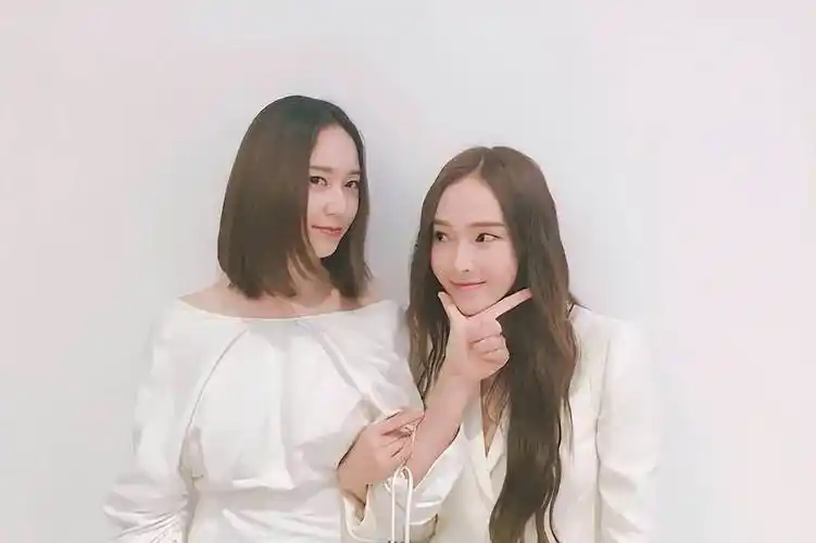 郑秀晶郑秀妍神似形不似,姐妹情深令人动容,整容传闻不攻自破_jessica