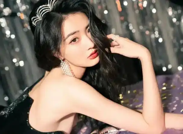 29岁徐璐恋情疑曝光与小5岁吴崇轩逛园区街头搂腰拍照超甜蜜