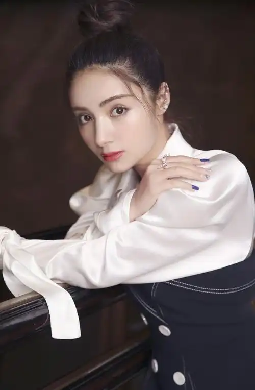 麦迪娜靓丽的外表,独有的魅力成为影视界一颗耀眼的"呆萌小妖"_高清图