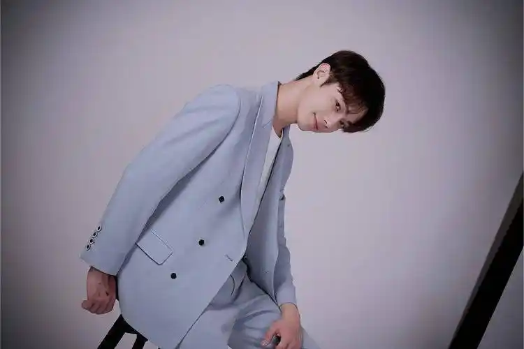 许凯蓝色西装造型清俊有型侧颜能打展现超苏笑容