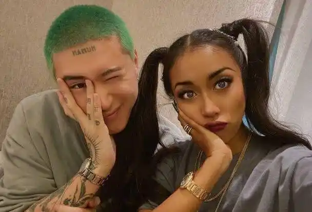 吉克隽逸晒出助理合影,被指很般配像极了情侣_眼神_配文_动作