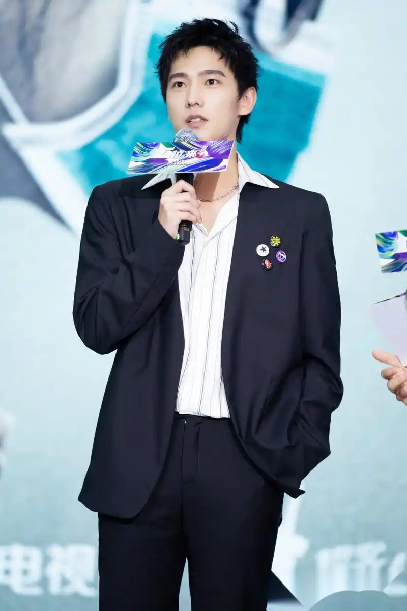 "狗啃碎发"造型醒目,像极了蒙奇奇萌萌的样子~有没有被可爱到呢?