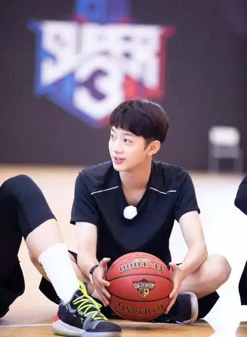 保护"篮球男孩"赖冠霖,穿球服的奶罐真帅