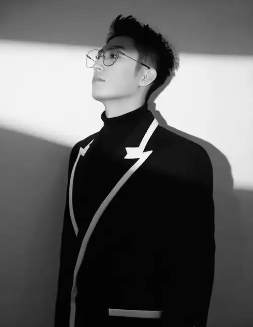 黄景瑜发博问什么是白切黑##黄景瑜眼镜半永久吧