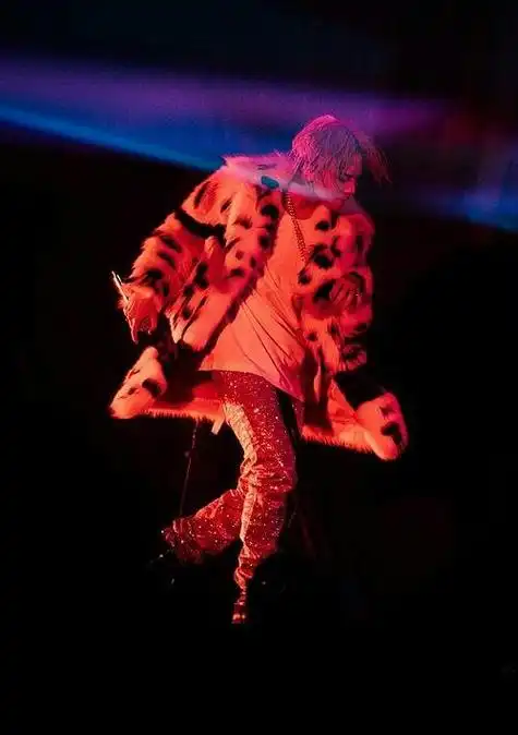 权志龙##bigbang#你站在舞台中央  万人敬仰  台下挥舞的皇冠灯  带