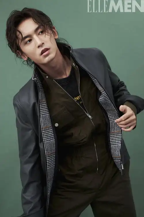 张哲瀚时尚帅气写真图片26